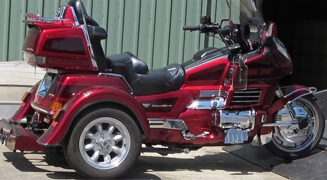 Motorcycle Picture of a 200o Honda Gold Wing GL1500 SE